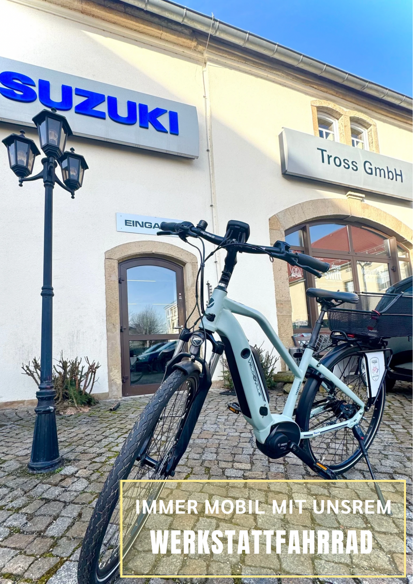 Ein Fahrrad vor dem Firmeneingang, welches als nachhaltiges Ersatzfahrzeug genutzt werden kann