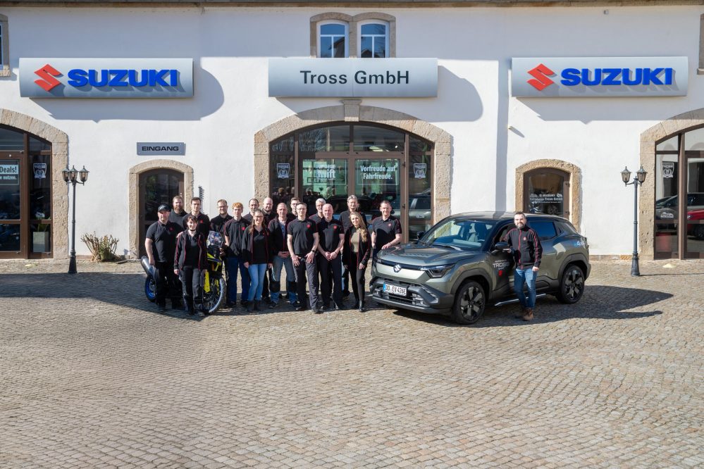 Das Autohaus Tross Team vor dem Haupteingang