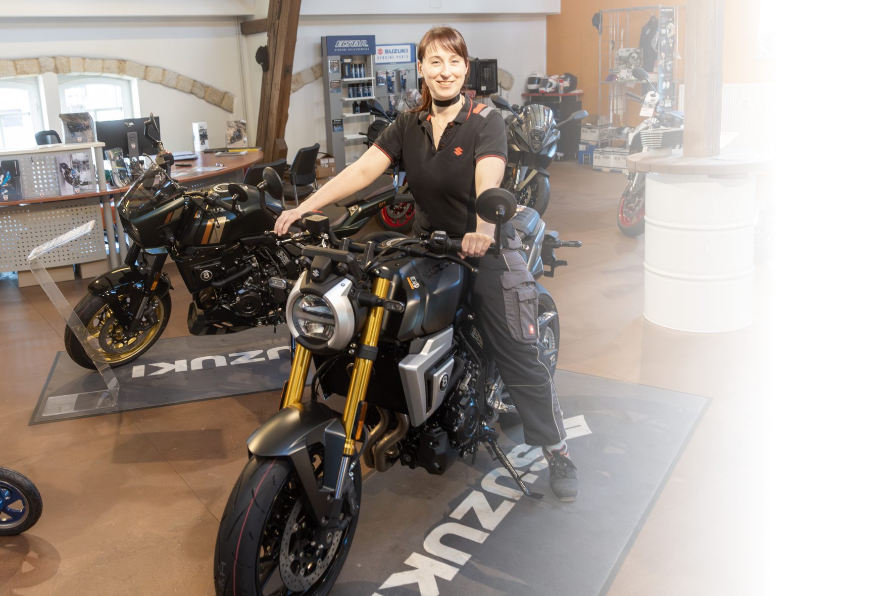 Autohaus-Tross_B_F7A4078 Frau auf Motorrad